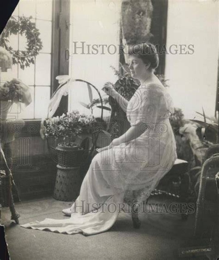 1929 Press Photo Mrs. Hurban, Czechoslovakian envoy's wife makes a rad
