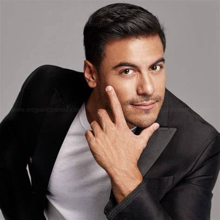 Carlos Rivera appears for the first time carrying his son León