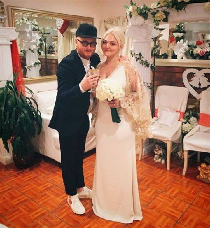 Elle King Wedding Dress Sleeves sorta sorta Wedding dresses, Wedding