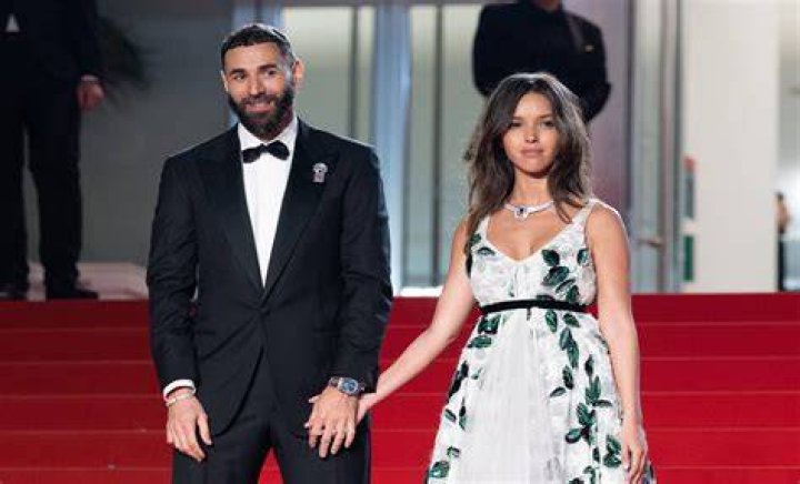 Karim Benzema entouré de sa femme et de son ex, la JLC family menacée