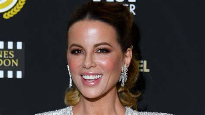 Kate Beckinsale in Bathing Suit Says Hi Poolside &mdash; Celebwell