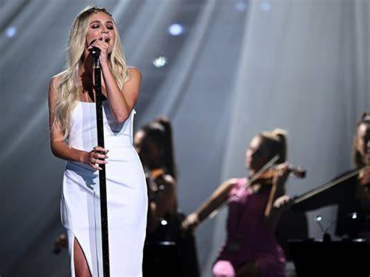 Kelsea Ballerini explains her impressive midperformance dress change