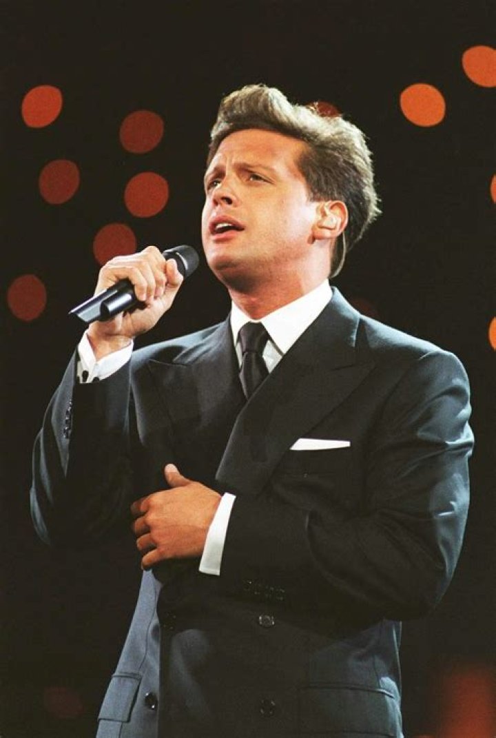 Luis Miguel Singing