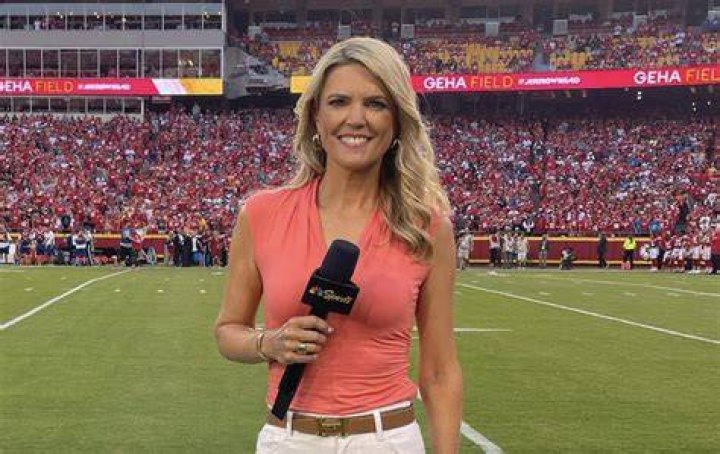 Melissa Stark NFL sideline return with a family ‘validating