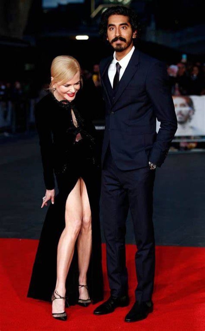 Nicole Kidman accidentally flashes too much boob in red carpet fail