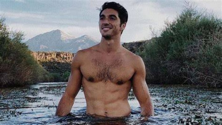 Taylor Zakhar Pérez se desnuda para serie "Minx" de HBO Max Escandala